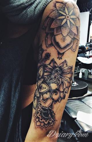 Niesamowite w swojej formie tatuaże-rękawy zajmują cała powierzchnię ramiona i przedramiona. Tworzą jednolitą zdobiącą ciało całość. Taki graficzny rękaw na skórze to tatuaż szczególnie ciekawy w przypadku aktywnych, silnych mężczyzn. 