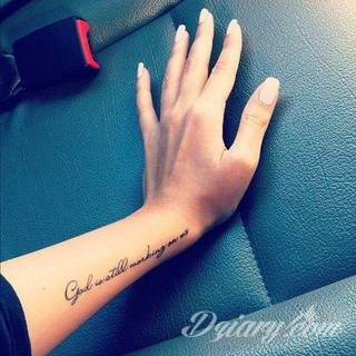 Niesamowite w swojej formie tatuaże-rękawy zajmują cała powierzchnię ramiona i przedramiona. Tworzą jednolitą zdobiącą ciało całość. Taki graficzny rękaw na skórze to tatuaż szczególnie ciekawy w przypadku aktywnych, silnych mężczyzn. 