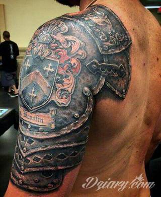 Niesamowite w swojej formie tatuaże-rękawy zajmują cała powierzchnię ramiona i przedramiona. Tworzą jednolitą zdobiącą ciało całość. Taki graficzny rękaw na skórze to tatuaż szczególnie ciekawy w przypadku aktywnych, silnych mężczyzn. 