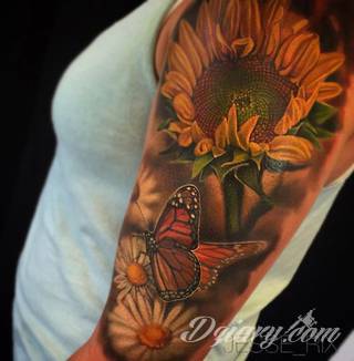 Niesamowite w swojej formie tatuaże-rękawy zajmują cała powierzchnię ramiona i przedramiona. Tworzą jednolitą zdobiącą ciało całość. Taki graficzny rękaw na skórze to tatuaż szczególnie ciekawy w przypadku aktywnych, silnych mężczyzn. 