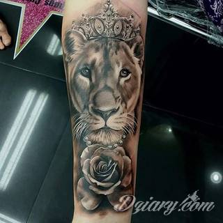 Niesamowite w swojej formie tatuaże-rękawy zajmują cała powierzchnię ramiona i przedramiona. Tworzą jednolitą zdobiącą ciało całość. Taki graficzny rękaw na skórze to tatuaż szczególnie ciekawy w przypadku aktywnych, silnych mężczyzn. 