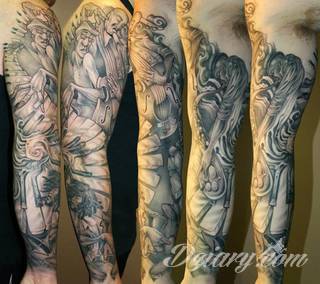 Niesamowite w swojej formie tatuaże-rękawy zajmują cała powierzchnię ramiona i przedramiona. Tworzą jednolitą zdobiącą ciało całość. Taki graficzny rękaw na skórze to tatuaż szczególnie ciekawy w przypadku aktywnych, silnych mężczyzn. 