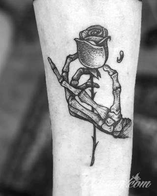 Niesamowite w swojej formie tatuaże-rękawy zajmują cała powierzchnię ramiona i przedramiona. Tworzą jednolitą zdobiącą ciało całość. Taki graficzny rękaw na skórze to tatuaż szczególnie ciekawy w przypadku aktywnych, silnych mężczyzn. 