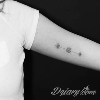 Niesamowite w swojej formie tatuaże-rękawy zajmują cała powierzchnię ramiona i przedramiona. Tworzą jednolitą zdobiącą ciało całość. Taki graficzny rękaw na skórze to tatuaż szczególnie ciekawy w przypadku aktywnych, silnych mężczyzn. 