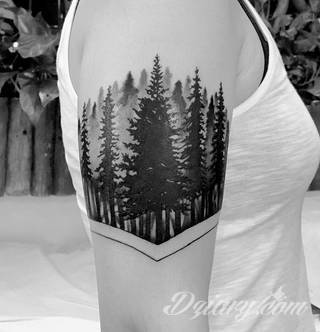 Niesamowite w swojej formie tatuaże-rękawy zajmują cała powierzchnię ramiona i przedramiona. Tworzą jednolitą zdobiącą ciało całość. Taki graficzny rękaw na skórze to tatuaż szczególnie ciekawy w przypadku aktywnych, silnych mężczyzn. 