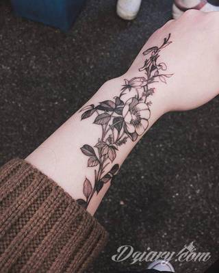 Niesamowite w swojej formie tatuaże-rękawy zajmują cała powierzchnię ramiona i przedramiona. Tworzą jednolitą zdobiącą ciało całość. Taki graficzny rękaw na skórze to tatuaż szczególnie ciekawy w przypadku aktywnych, silnych mężczyzn. 