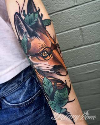 Niesamowite w swojej formie tatuaże-rękawy zajmują cała powierzchnię ramiona i przedramiona. Tworzą jednolitą zdobiącą ciało całość. Taki graficzny rękaw na skórze to tatuaż szczególnie ciekawy w przypadku aktywnych, silnych mężczyzn. 