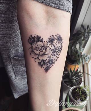 Niesamowite w swojej formie tatuaże-rękawy zajmują cała powierzchnię ramiona i przedramiona. Tworzą jednolitą zdobiącą ciało całość. Taki graficzny rękaw na skórze to tatuaż szczególnie ciekawy w przypadku aktywnych, silnych mężczyzn. 