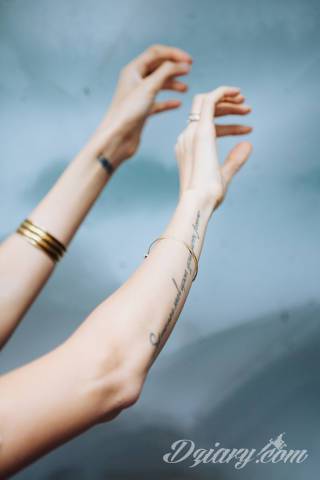 Niesamowite w swojej formie tatuaże-rękawy zajmują cała powierzchnię ramiona i przedramiona. Tworzą jednolitą zdobiącą ciało całość. Taki graficzny rękaw na skórze to tatuaż szczególnie ciekawy w przypadku aktywnych, silnych mężczyzn. 