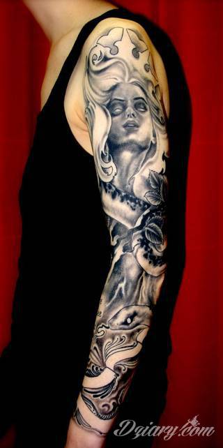 Niesamowite w swojej formie tatuaże-rękawy zajmują cała powierzchnię ramiona i przedramiona. Tworzą jednolitą zdobiącą ciało całość. Taki graficzny rękaw na skórze to tatuaż szczególnie ciekawy w przypadku aktywnych, silnych mężczyzn. 