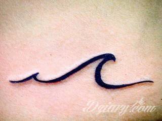 Niesamowite w swojej formie tatuaże-rękawy zajmują cała powierzchnię ramiona i przedramiona. Tworzą jednolitą zdobiącą ciało całość. Taki graficzny rękaw na skórze to tatuaż szczególnie ciekawy w przypadku aktywnych, silnych mężczyzn. 