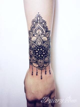 Niesamowite w swojej formie tatuaże-rękawy zajmują cała powierzchnię ramiona i przedramiona. Tworzą jednolitą zdobiącą ciało całość. Taki graficzny rękaw na skórze to tatuaż szczególnie ciekawy w przypadku aktywnych, silnych mężczyzn. 