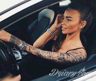 Niesamowite w swojej formie tatuaże-rękawy zajmują cała powierzchnię ramiona i przedramiona. Tworzą jednolitą zdobiącą ciało całość. Taki graficzny rękaw na skórze to tatuaż szczególnie ciekawy w przypadku aktywnych, silnych mężczyzn. 