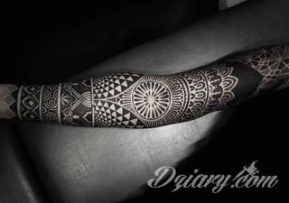 Niesamowite w swojej formie tatuaże-rękawy zajmują cała powierzchnię ramiona i przedramiona. Tworzą jednolitą zdobiącą ciało całość. Taki graficzny rękaw na skórze to tatuaż szczególnie ciekawy w przypadku aktywnych, silnych mężczyzn. 