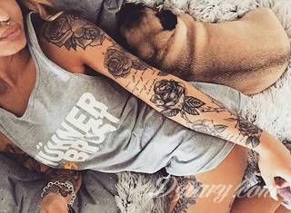 Niesamowite w swojej formie tatuaże-rękawy zajmują cała powierzchnię ramiona i przedramiona. Tworzą jednolitą zdobiącą ciało całość. Taki graficzny rękaw na skórze to tatuaż szczególnie ciekawy w przypadku aktywnych, silnych mężczyzn. 