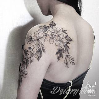 Niesamowite w swojej formie tatuaże-rękawy zajmują cała powierzchnię ramiona i przedramiona. Tworzą jednolitą zdobiącą ciało całość. Taki graficzny rękaw na skórze to tatuaż szczególnie ciekawy w przypadku aktywnych, silnych mężczyzn. 