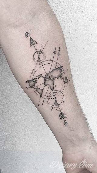 Niesamowite w swojej formie tatuaże-rękawy zajmują cała powierzchnię ramiona i przedramiona. Tworzą jednolitą zdobiącą ciało całość. Taki graficzny rękaw na skórze to tatuaż szczególnie ciekawy w przypadku aktywnych, silnych mężczyzn. 