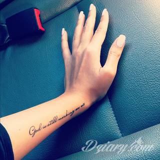 Niesamowite w swojej formie tatuaże-rękawy zajmują cała powierzchnię ramiona i przedramiona. Tworzą jednolitą zdobiącą ciało całość. Taki graficzny rękaw na skórze to tatuaż szczególnie ciekawy w przypadku aktywnych, silnych mężczyzn. 