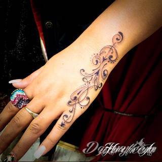 Niesamowite w swojej formie tatuaże-rękawy zajmują cała powierzchnię ramiona i przedramiona. Tworzą jednolitą zdobiącą ciało całość. Taki graficzny rękaw na skórze to tatuaż szczególnie ciekawy w przypadku aktywnych, silnych mężczyzn. 