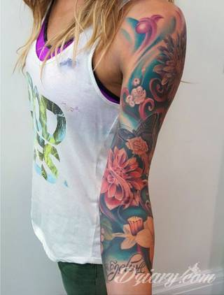 Niesamowite w swojej formie tatuaże-rękawy zajmują cała powierzchnię ramiona i przedramiona. Tworzą jednolitą zdobiącą ciało całość. Taki graficzny rękaw na skórze to tatuaż szczególnie ciekawy w przypadku aktywnych, silnych mężczyzn. 