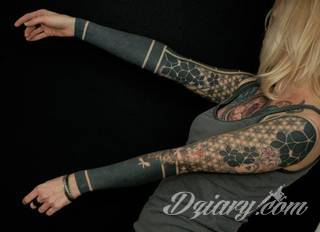 Niesamowite w swojej formie tatuaże-rękawy zajmują cała powierzchnię ramiona i przedramiona. Tworzą jednolitą zdobiącą ciało całość. Taki graficzny rękaw na skórze to tatuaż szczególnie ciekawy w przypadku aktywnych, silnych mężczyzn. 