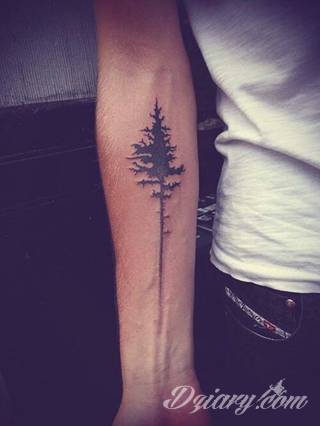 Niesamowite w swojej formie tatuaże-rękawy zajmują cała powierzchnię ramiona i przedramiona. Tworzą jednolitą zdobiącą ciało całość. Taki graficzny rękaw na skórze to tatuaż szczególnie ciekawy w przypadku aktywnych, silnych mężczyzn. 