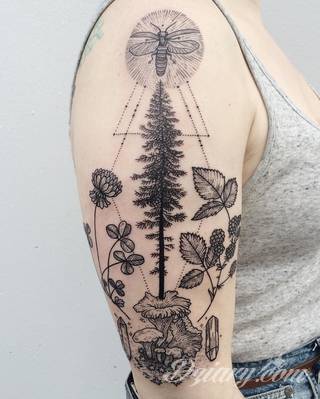 Niesamowite w swojej formie tatuaże-rękawy zajmują cała powierzchnię ramiona i przedramiona. Tworzą jednolitą zdobiącą ciało całość. Taki graficzny rękaw na skórze to tatuaż szczególnie ciekawy w przypadku aktywnych, silnych mężczyzn. 