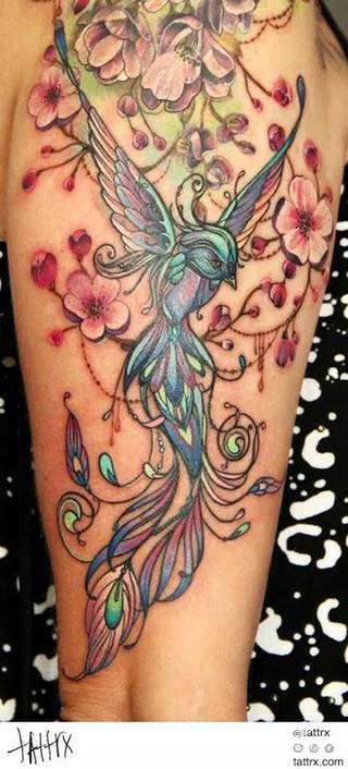 Niesamowite w swojej formie tatuaże-rękawy zajmują cała powierzchnię ramiona i przedramiona. Tworzą jednolitą zdobiącą ciało całość. Taki graficzny rękaw na skórze to tatuaż szczególnie ciekawy w przypadku aktywnych, silnych mężczyzn. 