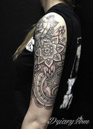 Niesamowite w swojej formie tatuaże-rękawy zajmują cała powierzchnię ramiona i przedramiona. Tworzą jednolitą zdobiącą ciało całość. Taki graficzny rękaw na skórze to tatuaż szczególnie ciekawy w przypadku aktywnych, silnych mężczyzn. 