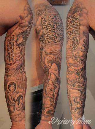 Niesamowite w swojej formie tatuaże-rękawy zajmują cała powierzchnię ramiona i przedramiona. Tworzą jednolitą zdobiącą ciało całość. Taki graficzny rękaw na skórze to tatuaż szczególnie ciekawy w przypadku aktywnych, silnych mężczyzn. 