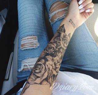 Niesamowite w swojej formie tatuaże-rękawy zajmują cała powierzchnię ramiona i przedramiona. Tworzą jednolitą zdobiącą ciało całość. Taki graficzny rękaw na skórze to tatuaż szczególnie ciekawy w przypadku aktywnych, silnych mężczyzn. 