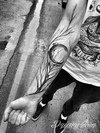 Niesamowite w swojej formie tatuaże-rękawy zajmują cała powierzchnię ramiona i przedramiona. Tworzą jednolitą zdobiącą ciało całość. Taki graficzny rękaw na skórze to tatuaż szczególnie ciekawy w przypadku aktywnych, silnych mężczyzn. 