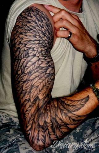 Niesamowite w swojej formie tatuaże-rękawy zajmują cała powierzchnię ramiona i przedramiona. Tworzą jednolitą zdobiącą ciało całość. Taki graficzny rękaw na skórze to tatuaż szczególnie ciekawy w przypadku aktywnych, silnych mężczyzn. 
