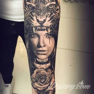 Niesamowite w swojej formie tatuaże-rękawy zajmują cała powierzchnię ramiona i przedramiona. Tworzą jednolitą zdobiącą ciało całość. Taki graficzny rękaw na skórze to tatuaż szczególnie ciekawy w przypadku aktywnych, silnych mężczyzn. 