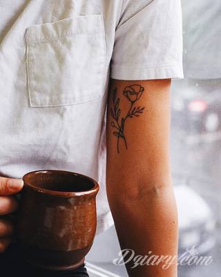 Niesamowite w swojej formie tatuaże-rękawy zajmują cała powierzchnię ramiona i przedramiona. Tworzą jednolitą zdobiącą ciało całość. Taki graficzny rękaw na skórze to tatuaż szczególnie ciekawy w przypadku aktywnych, silnych mężczyzn. 