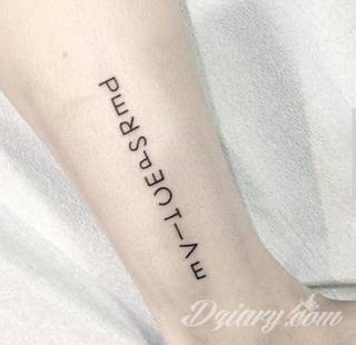 Niesamowite w swojej formie tatuaże-rękawy zajmują cała powierzchnię ramiona i przedramiona. Tworzą jednolitą zdobiącą ciało całość. Taki graficzny rękaw na skórze to tatuaż szczególnie ciekawy w przypadku aktywnych, silnych mężczyzn. 