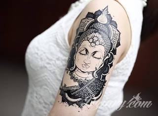 Niesamowite w swojej formie tatuaże-rękawy zajmują cała powierzchnię ramiona i przedramiona. Tworzą jednolitą zdobiącą ciało całość. Taki graficzny rękaw na skórze to tatuaż szczególnie ciekawy w przypadku aktywnych, silnych mężczyzn. 