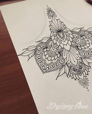 Niesamowite w swojej formie tatuaże-rękawy zajmują cała powierzchnię ramiona i przedramiona. Tworzą jednolitą zdobiącą ciało całość. Taki graficzny rękaw na skórze to tatuaż szczególnie ciekawy w przypadku aktywnych, silnych mężczyzn. 