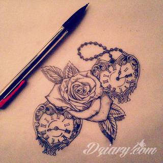 Niesamowite w swojej formie tatuaże-rękawy zajmują cała powierzchnię ramiona i przedramiona. Tworzą jednolitą zdobiącą ciało całość. Taki graficzny rękaw na skórze to tatuaż szczególnie ciekawy w przypadku aktywnych, silnych mężczyzn. 