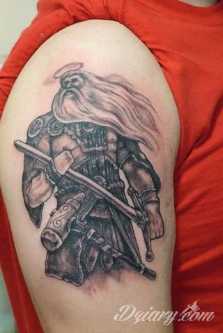 Niesamowite w swojej formie tatuaże-rękawy zajmują cała powierzchnię ramiona i przedramiona. Tworzą jednolitą zdobiącą ciało całość. Taki graficzny rękaw na skórze to tatuaż szczególnie ciekawy w przypadku aktywnych, silnych mężczyzn. 