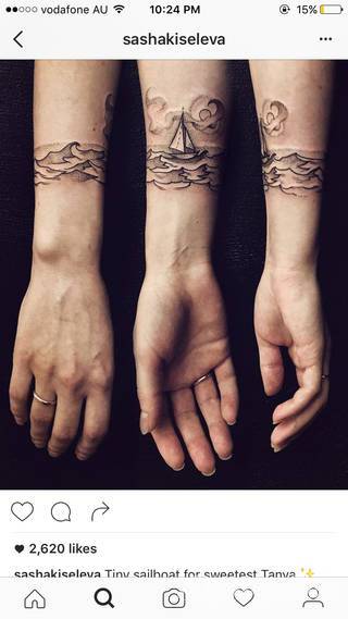 Niesamowite w swojej formie tatuaże-rękawy zajmują cała powierzchnię ramiona i przedramiona. Tworzą jednolitą zdobiącą ciało całość. Taki graficzny rękaw na skórze to tatuaż szczególnie ciekawy w przypadku aktywnych, silnych mężczyzn. 