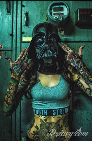 Niesamowite w swojej formie tatuaże-rękawy zajmują cała powierzchnię ramiona i przedramiona. Tworzą jednolitą zdobiącą ciało całość. Taki graficzny rękaw na skórze to tatuaż szczególnie ciekawy w przypadku aktywnych, silnych mężczyzn. 