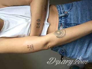 Niesamowite w swojej formie tatuaże-rękawy zajmują cała powierzchnię ramiona i przedramiona. Tworzą jednolitą zdobiącą ciało całość. Taki graficzny rękaw na skórze to tatuaż szczególnie ciekawy w przypadku aktywnych, silnych mężczyzn. 