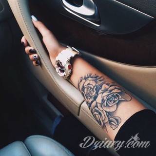 Niesamowite w swojej formie tatuaże-rękawy zajmują cała powierzchnię ramiona i przedramiona. Tworzą jednolitą zdobiącą ciało całość. Taki graficzny rękaw na skórze to tatuaż szczególnie ciekawy w przypadku aktywnych, silnych mężczyzn. 