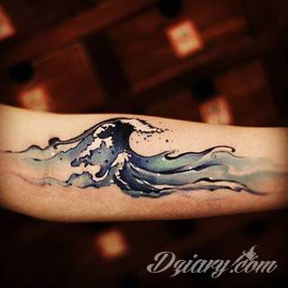 Niesamowite w swojej formie tatuaże-rękawy zajmują cała powierzchnię ramiona i przedramiona. Tworzą jednolitą zdobiącą ciało całość. Taki graficzny rękaw na skórze to tatuaż szczególnie ciekawy w przypadku aktywnych, silnych mężczyzn. 