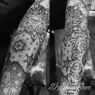 Niesamowite w swojej formie tatuaże-rękawy zajmują cała powierzchnię ramiona i przedramiona. Tworzą jednolitą zdobiącą ciało całość. Taki graficzny rękaw na skórze to tatuaż szczególnie ciekawy w przypadku aktywnych, silnych mężczyzn. 