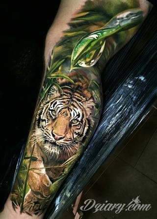 Niesamowite w swojej formie tatuaże-rękawy zajmują cała powierzchnię ramiona i przedramiona. Tworzą jednolitą zdobiącą ciało całość. Taki graficzny rękaw na skórze to tatuaż szczególnie ciekawy w przypadku aktywnych, silnych mężczyzn. 