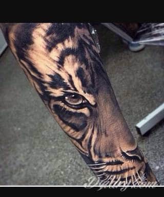 Niesamowite w swojej formie tatuaże-rękawy zajmują cała powierzchnię ramiona i przedramiona. Tworzą jednolitą zdobiącą ciało całość. Taki graficzny rękaw na skórze to tatuaż szczególnie ciekawy w przypadku aktywnych, silnych mężczyzn. 