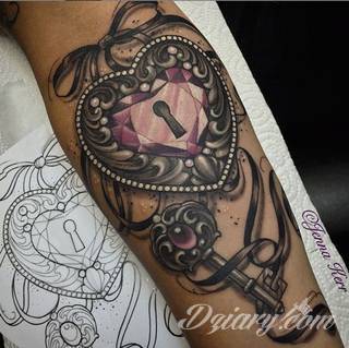 Niesamowite w swojej formie tatuaże-rękawy zajmują cała powierzchnię ramiona i przedramiona. Tworzą jednolitą zdobiącą ciało całość. Taki graficzny rękaw na skórze to tatuaż szczególnie ciekawy w przypadku aktywnych, silnych mężczyzn. 