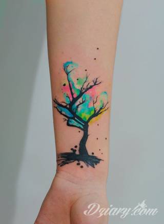 Niesamowite w swojej formie tatuaże-rękawy zajmują cała powierzchnię ramiona i przedramiona. Tworzą jednolitą zdobiącą ciało całość. Taki graficzny rękaw na skórze to tatuaż szczególnie ciekawy w przypadku aktywnych, silnych mężczyzn. 